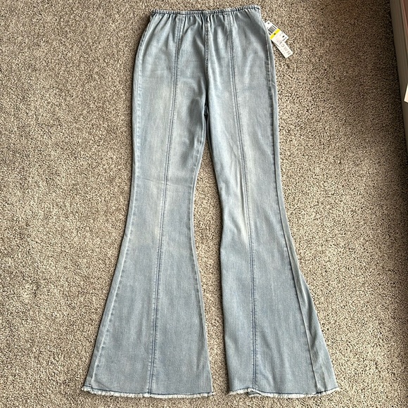 Tinseltown Denim - ☘️HP☘️Tinseltown M NWT flare blue jeans Elastic waist,stitched seams, fringe hem